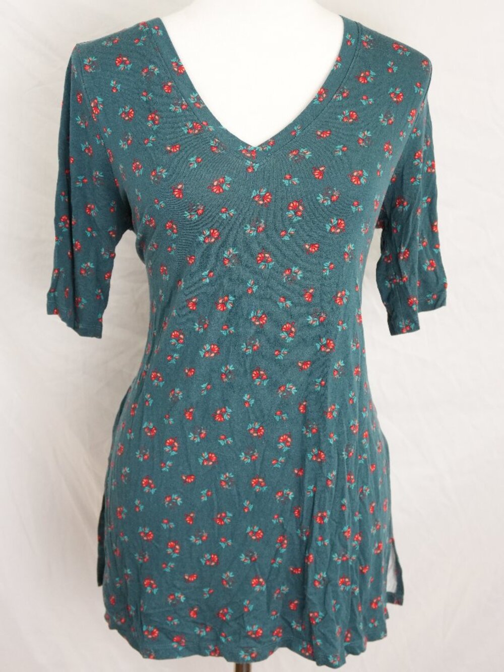 Torrid Womens Size 00 Shirt Green Floral Super Soft Vneck Medium Top